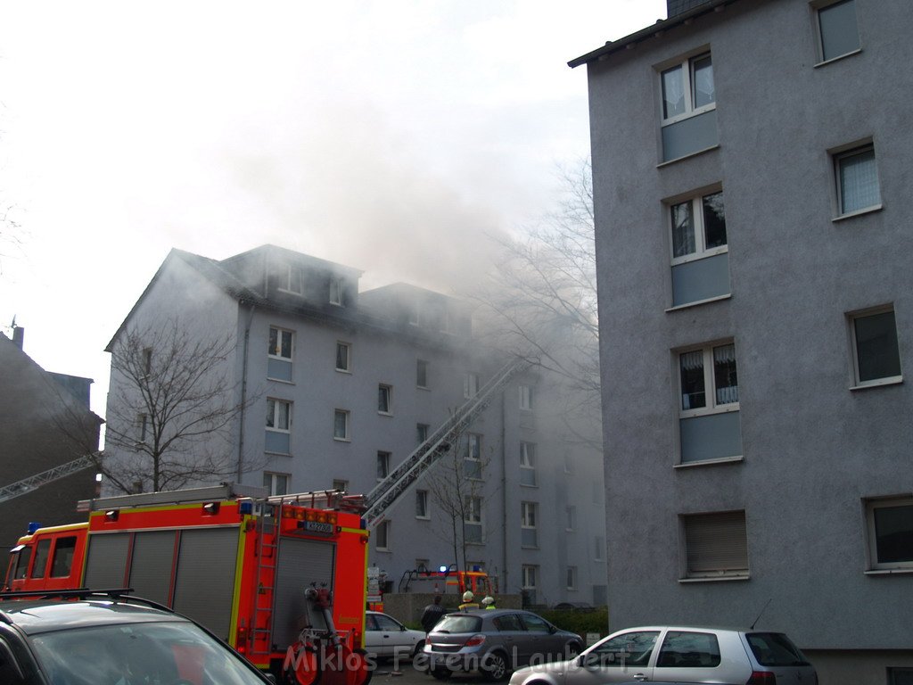 Dachgeschossbrand Koeln Muelheim Duennwalderstr  011.JPG